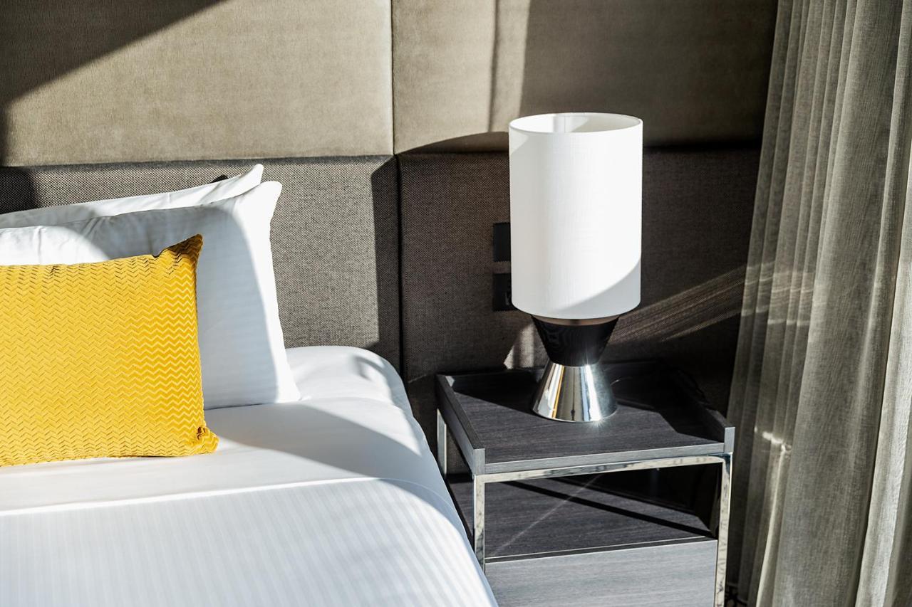 Fraser Suites Σίδνεϊ Εξωτερικό φωτογραφία A lamp on a bedside table