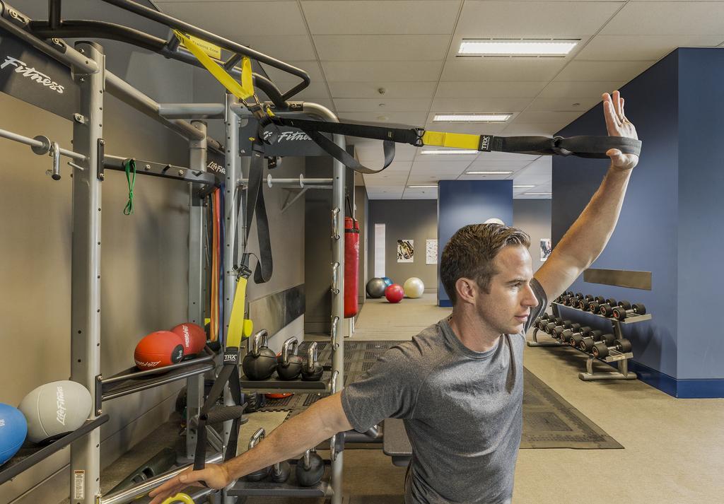 Fraser Suites Σίδνεϊ Εξωτερικό φωτογραφία A man using a TRX suspension trainer