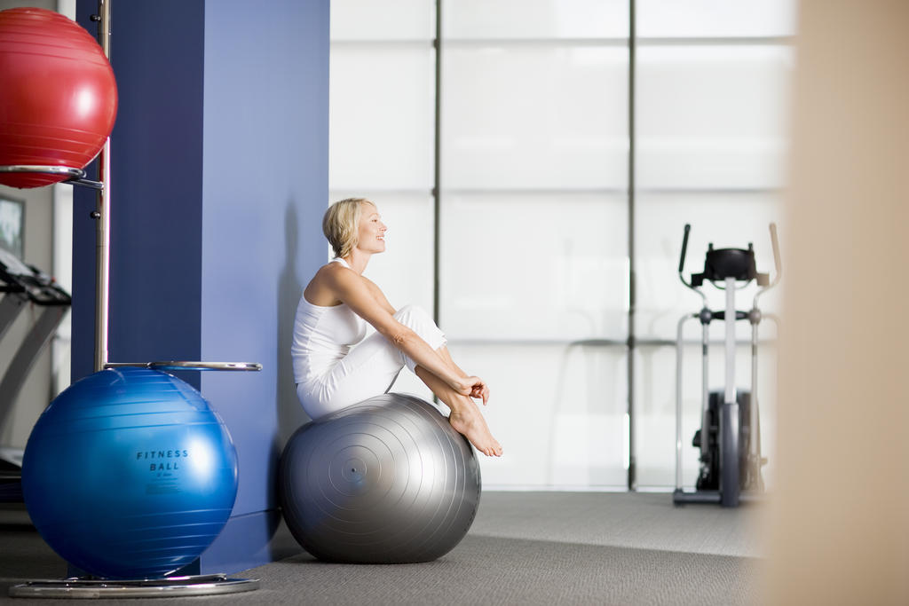 Fraser Suites Σίδνεϊ Εξωτερικό φωτογραφία A woman sitting on a Swiss ball